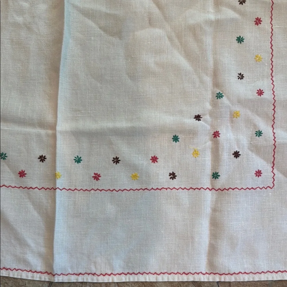 Tablecloth Vintage Embroidered Small White Tablecloth with Colorful Accents